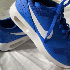 WOMENS SIZE 6 NIKE AIR TAVAS